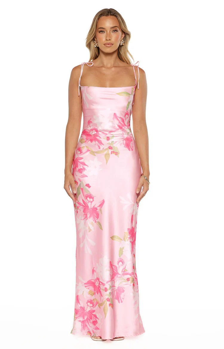 A long, pink floral-print satin dress. It is the perfect choice—whether for attending a wedding, enjoying a vacation, or joining an elegant summer gathering.