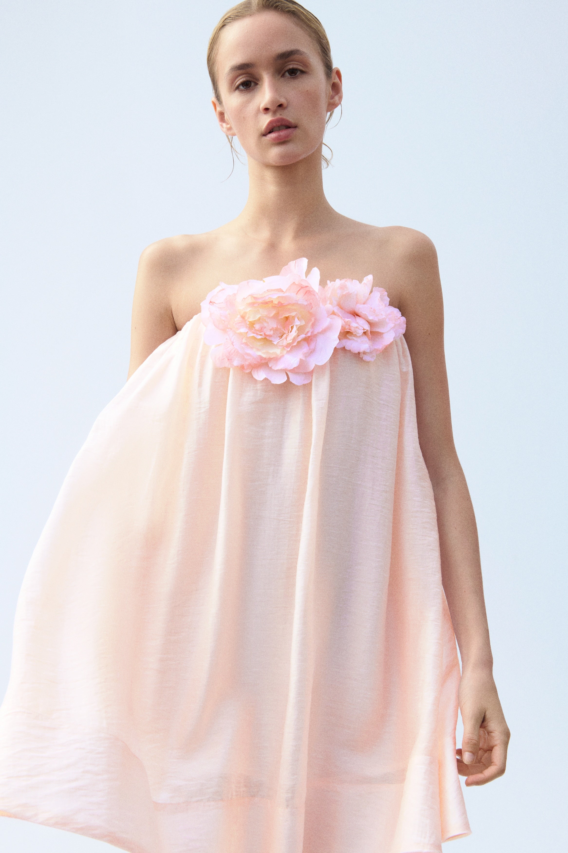Featuring handcrafted 3D pink floral appliques,this mini dress is the ultimate statement piece for sun-drenched coastal getaways.