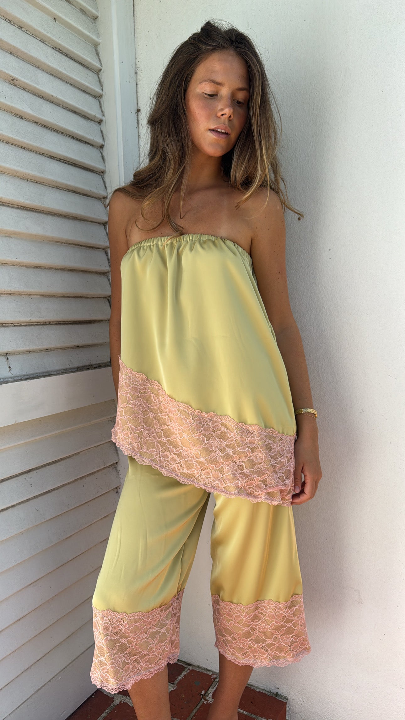 Featuring a relaxed strapless top, and matching wide-leg cropped pants, this coordinated set is the ultimate choice for luxury resort getaways.
