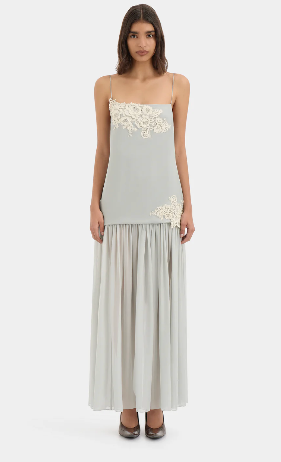 Featuring a paired with a fluid pleated chiffon skirt, this maxi gown is the ultimate statement piece for luxury resort getaways and romantic evening soirées.