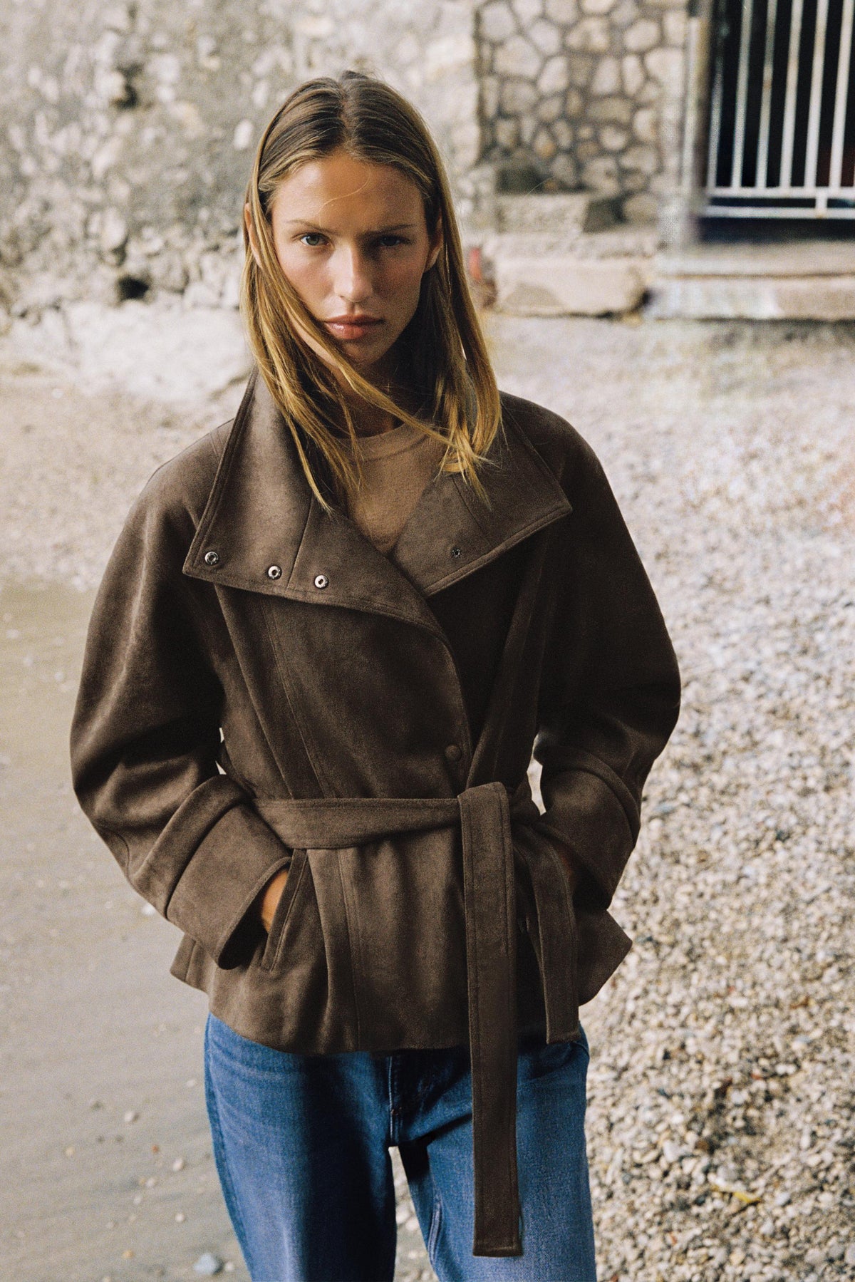 Featuring a structural snap-button collar, a matching self-tie waist belt, this jacket is the ultimate statement piece for cool coastal getaways.