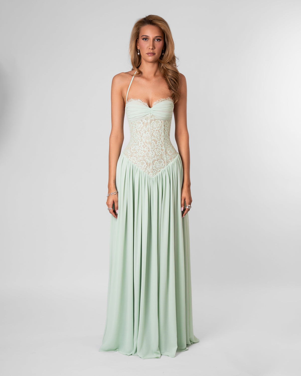 Featuring a sweetheart neckline and halter straps, and a fluid chiffon drop, this dress is the ultimate statement piece for luxury resort getaways.