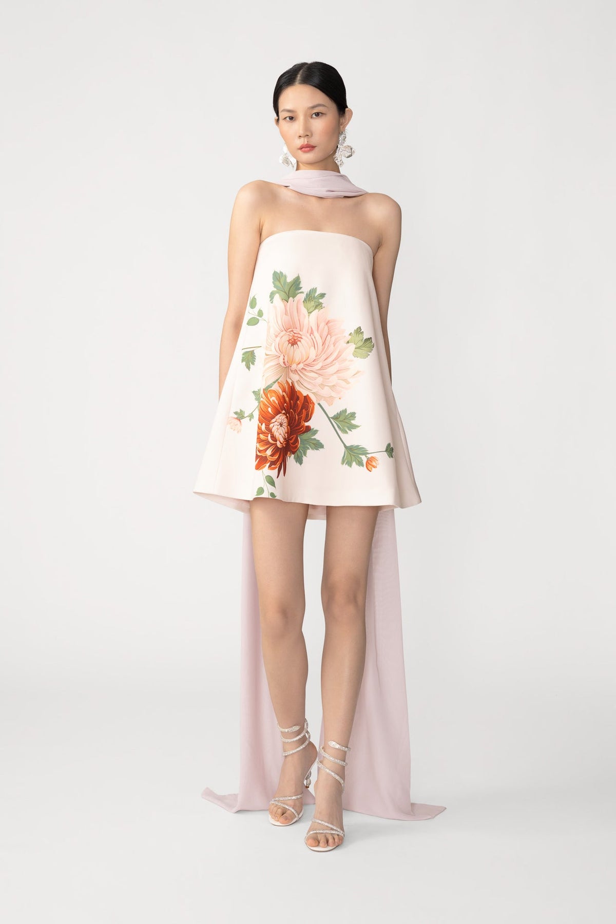 Featuring a clean strapless neckline, an attached matching neck scarf, this dress is the ultimate statement piece for luxury resort getaways.