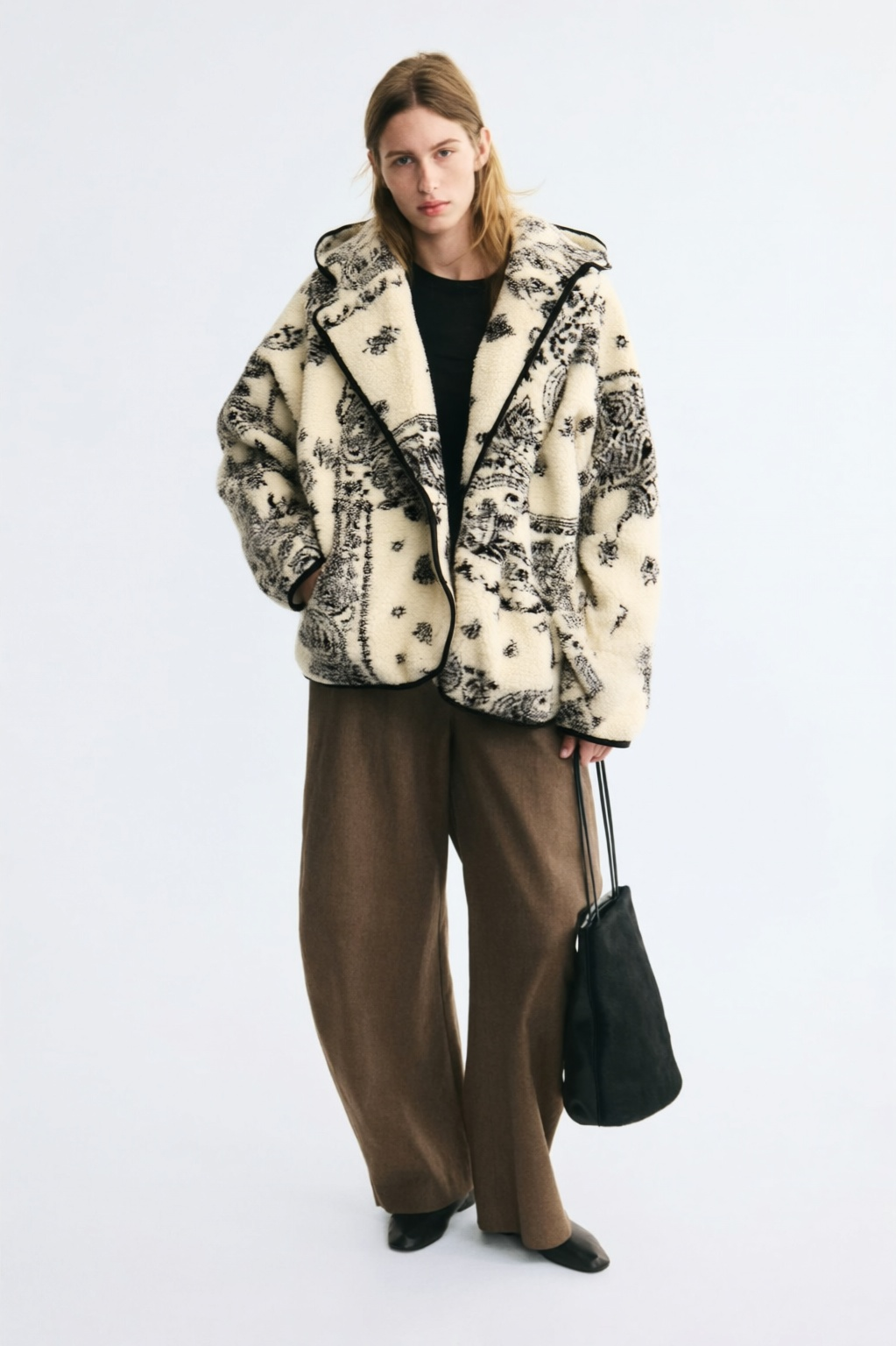 Featuring a intricate paisley bandanna motifs, a draped open-front design, this jacket is the ultimate statement piece for luxury resort getaways.