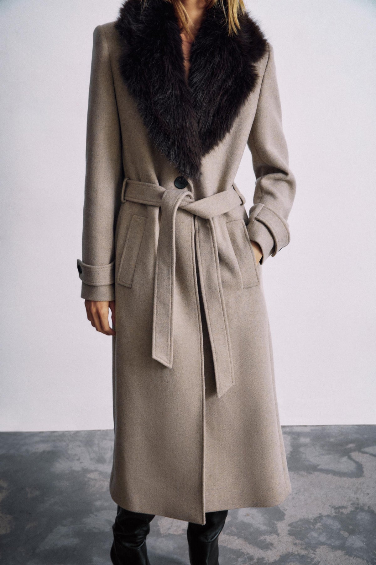 Elevate your winter wardrobe with the Seashellly Faux Fur Collar Blend Long Coat. Featuring heathered oat fabric, statement faux fur collar.