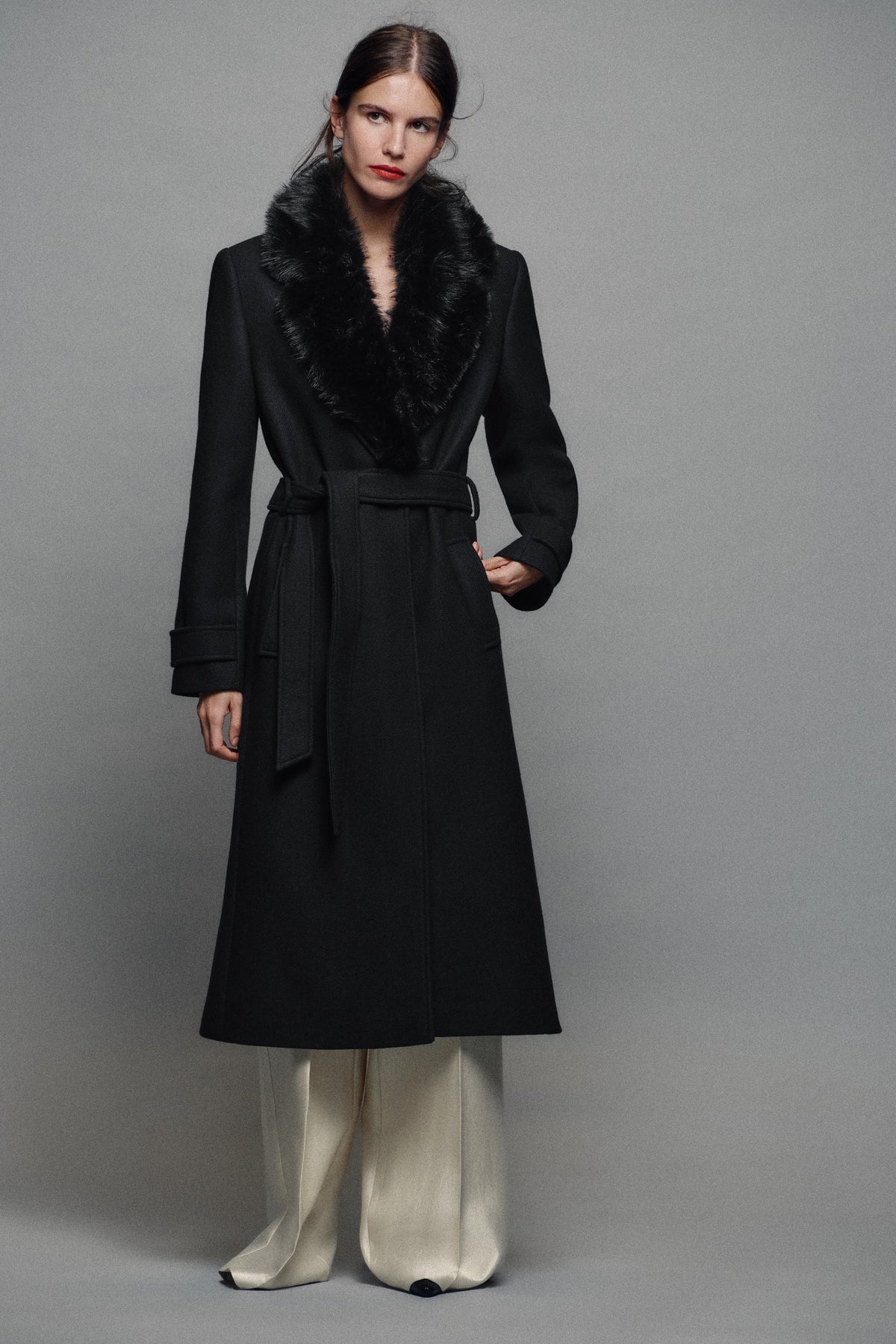 Elevate your winter wardrobe with the Seashellly Faux Fur Collar Blend Long Coat. Featuring heathered oat fabric, statement faux fur collar.
